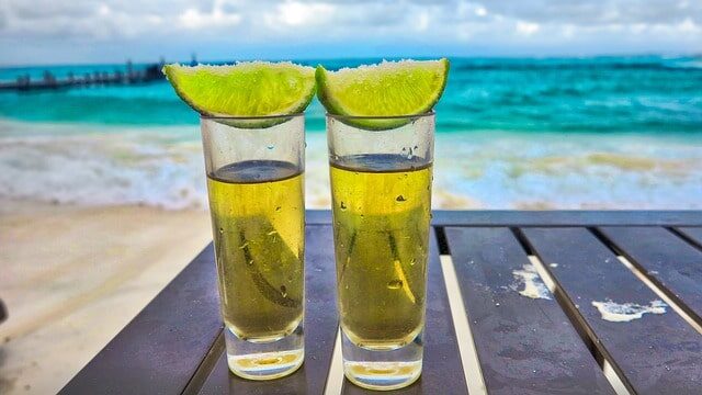 Tequila u dvije čašice na plaži